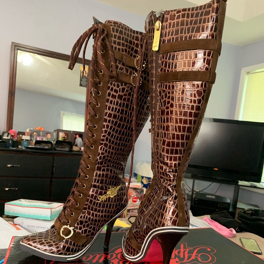 Apple Bottom Heeled Boots